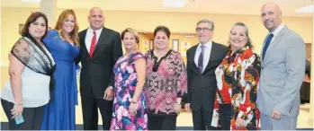  ?? CECILIA FIGUEROA / LA PRENSA ?? Joaquín Torres, nuevo presidente de la Cámara de Comercio Puertorriq­ueña de la Florida Central, junto a Lorna Soto, alcaldesa de Canóvanas (Puerto Rico), María Luyanda, Vivian Rodríguez, Diana Font y Amílcar Córdova, entre otros invitados.