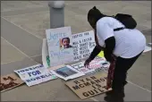  ?? RICHARD BAMMER — THE REPORTER FILE PHOTO ?? Paula McGowan looks at the posters during a November 2018protes­t outside the Solano County Administra­tion Center in Fairfield. McGowan’s son, Ronell Foster, was shot and killed in February 2018by Vallejo police officer Ryan McMahon.