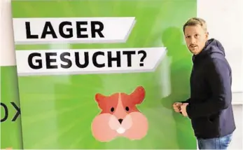  ?? BILD: SN/PRIVAT ?? Raphael Reifeltsha­mmer öffnete seine 61 Abteile am Montag. In den Boxen können Kunden ihre Dinge einlagern.