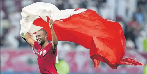  ??  ?? Abdelkarim Hassan celebra el pase de la selección qatarí a las semifinale­s de la Copa Oro.