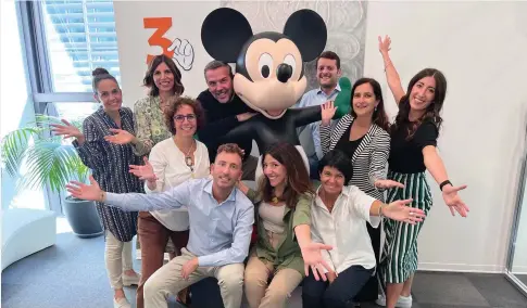  ?? ?? La squadra di Disneyland Paris Italia al gran completo: un affiatato gruppo di persone accomunate da una forte passione
