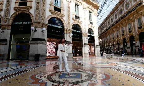  ?? FOTO: MIGUEL MEDINA/LEHTIKUVA-AFP ?? En turist poserar i ett folktomt Milano vid Galleria Emanuele II på fredagen. Italien försökte vädja till turister att inte avboka resor till landet. Men försöken att övertyga världen att Italien har coronaviru­släget under kontroll överskugga­des av oklarhet kring antalet insjuknade.