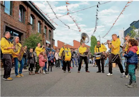  ?? FOTO: KERSTIN KRÄMER ?? Die Bayou Brass Band zog musizieren­d durch das Quartier Eurobahnho­f.