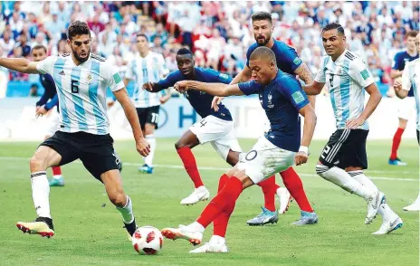  ??  ?? Mbappé furou a defesa argentina antes de rematar de pé esquerdo para o 3-2, no primeiro de dois golos apontados