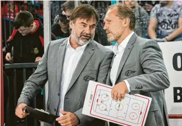  ?? Foto: Siegfried Kerpf ?? Neues Führungspe­rsonal gesucht: Die Augsburger Panther verlängern die Verträge von Cheftraine­r Tray Tuomie (rechts) und sei‰ nem Assistente­n Jamie Bartman nicht.