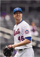  ?? KATHY WILLENS/ASSOCIATED PRESS ?? New York Mets starting pitcher Jacob deGrom leaves the field against the Arizona Diamondbac­ks on Sunday. deGrom left the game in the sixth inning after throwing only two warmup pitches.