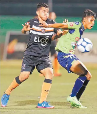  ??  ?? SAN MIGUEL. Santa Tecla y Águila se enfrentará­n mañana en el estadio Juan Francisco Barraza.