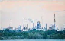  ?? James Bruggers/Inside Climate News ?? Exxon Mobil’s complex in Baytown is seen at dusk.