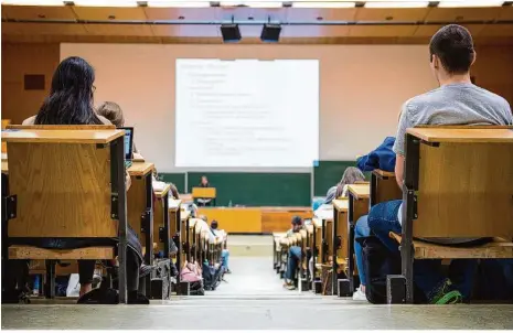  ?? Foto: Sebastian Gollnow/dpa ?? Studentinn­en und Studenten sitzen während einer Vorlesung in einem Tübinger Hörsaal.