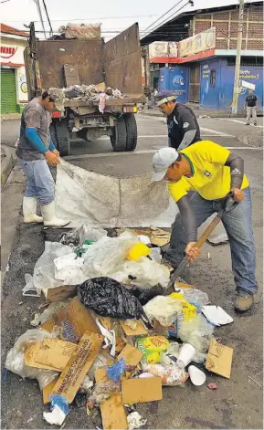  ??  ?? Labor. Personal del tren de aseo de Sonsonate trabajó durante varias horas en la limpieza de las calles aledañas al mercado municipal.