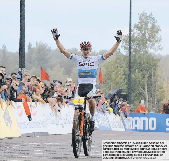  ??  ?? Le vétéran français de 35 ans Julien Absalon a signé une sixième victoire de la Coupe du monde en carrière, hier au mont Sainte-anne. À Rio, il en sera à ses quatrièmes Jeux olympiques. Sa collection comporte déjà deux médailles d’or (Athènes en 2004...