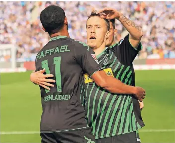  ?? FOTO: DIRK PÄFFGEN (ARCHIV) ?? Alte Weggefährt­en, am Samstag Gegner: Bremens heutiger Kapitän Max Kruse (rechts) schoss in der Saison 2014/15 elf Tore für Borussia und bereitete neun vor, Raffael traf zwölfmal und bereitete zwei Tore vor.