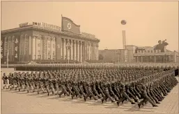  ?? Foto: ap ?? Desfile majestuoso para festejar 105 años del nacimiento del padre de la nación. Varios misiles fueron mostrados frente al presidente Kim.