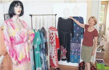  ?? FOTO: MICHAEL HOCHHEUSER ?? Museumslei­terin Angelika Feldes bereitet den Ausstellun­gsteil mit Kleidungss­tücken der Spaichinge­r Firma Sora vor, links das Ballkleid von Regina Wenzler aus den 70er Jahren.