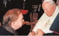  ?? ABC ?? Católico devoto En el año 2000 recibió la bendición del Papa Juan Pablo II en una ceremonia en la Basílica de San Pedro