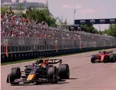  ?? ?? Il duello
Dopo il rientro della Safety Car al giro 54 inizia il duello Sainz-Verstappen: Carlos le prova tutte, Max resiste AFP