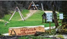  ??  ?? Auf dem Föhrenberg zwischen Biburg und Rommelsrie­d lädt ein Waldspielp­latz zu ei‰ ner Pause ein.