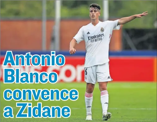  ??  ?? Antonio Blanco, una de las grandes perlas de la cantera madridista, ordena desde el centro del campo en un partido de la UEFA Youth League.