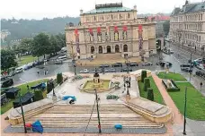  ??  ?? Zásah do podoby Prahy Před Rudolfinem filmaři postavili vyvýšenou dekoraci s fontánou. Natáčí se také přímo na ní.