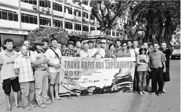 ??  ?? Members of the expedition in a photo-call with Dato Yong Hua Sying (sixth left), the chairman of Kapit Division Lorry Transport Associatio­n.