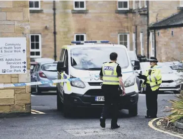  ?? PICTURE: JOHN DEVLIN ?? 0 Police cordoning off the area where the worker was stabbed