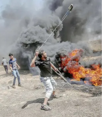  ?? Ansa ?? Striscia di sangue Le proteste palestines­i represse da Israele a Gaza: oltre cento vittime da una parte sola