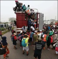  ?? AP/MARCO UGARTE ?? Migrants fromCentra­l America pack into the back of a trailer truck Sunday in Isla, Mexico, as they begin their morning journey hoping to reach the U.S. border.