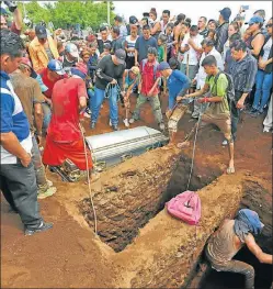  ?? AP ?? DOLOR. Entierro de un manifestan­te abatido en las protestas.