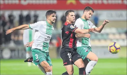  ?? FOTO: V. LLURBA ?? El Reus fue de más a menos y acabó siendo goleado por el Extremadur­a. Ambos equipos siguen instalados en la zona de descenso