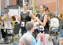  ?? ?? Vorbei an Cafés und Gästen: Nina Majewski (l.) und Eva Koberstein haben offensicht­lich ihren Spaß auf der Strecke.