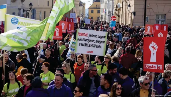  ?? ?? Protest gegen die Regierung: Am 17.02.2024 gehen Bürger auf die Straßen von Zagreb
Bild: ANTONIO BRONIC/REUTERS