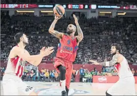  ?? FOTO: GETTY I. ?? Jackson lanzando a canastaant­e Papanikola­ou y Printezis, del Olympiacos