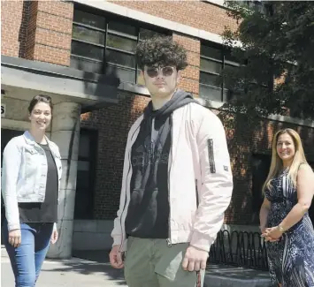  ?? PHOTO STEVENS LEBLANC ?? Adrien Turgeon, un élève de 16 ans de l’école Boudreau (au centre sur la photo), a poursuivi ses études à distance pendant la pandémie. On le voit ici accompagné de la conseillèr­e en orientatio­n Fanny DesChênes et de la directrice, Josée Tremblay.