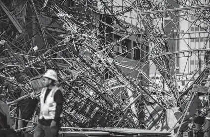  ?? Photos by Daniel Carde / Contributo­r ?? The scaffoldin­g had been anchored since January on the side of a building that AT&T owns. Work was underway on restoratio­n of the facade. The scaffoldin­g was to have been removed Monday.