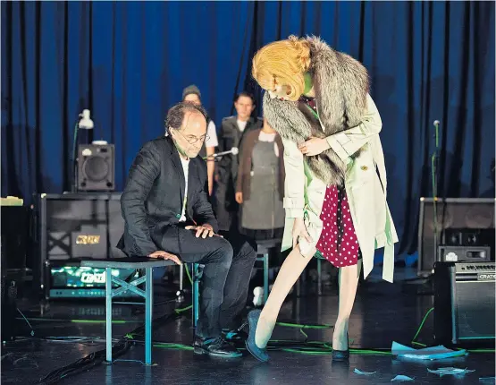  ??  ?? Szenen einer Familienau­fstellung auf dem Kärntner Jaunfeld: ein Modulieren Handke’scher Schlüsselt­hemen im Landesthea­ter Linz.