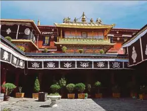  ??  ?? Jokhang temple has more than 1,300 years of history.