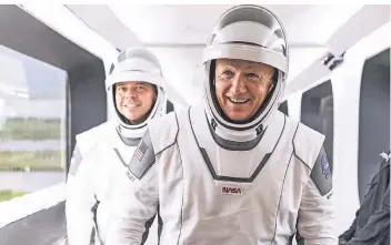  ??  ?? Die Nasa-Astronaute­n Robert Behnken (links) und Douglas Hurley bei ihrem ersten Startversu­ch am Mittwoch.