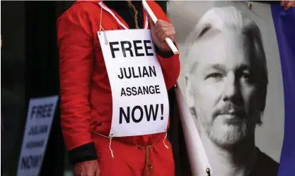  ?? ?? Supporters of Julian Assange protest in front of Westminste­r magistrate­s court. Photograph: Peter Nicholls/Getty Images