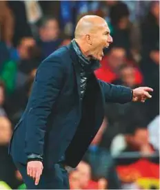  ??  ?? Zinedine Zidane (left) of Real Madrid and Paris Saint-Germain manager Unai Emery react during the Champions League match at Santiago Bernabeu Stadium in Madrid on Wednesday.