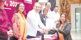  ?? ?? l El gobernador Alfonso Durazo y Leticia Ramírez, secretaria de Educación del País, entregaron ayer reconocimi­entos a maestros sonorenses.