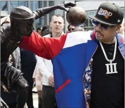  ?? .JOSE F. MORENO — THE PHILADELPH­IA INQUIRER VIA AP ?? Sixers legend Allen Iverson (he’s the one on the right) was in Camden, N.J. Friday ... and he hung out with a little buddy.