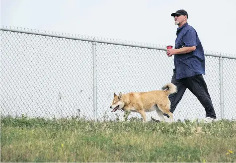  ?? BRANDON HARDER ?? James Stewart, whose wife is legally blind, says the city’s dog parks should be more accessible for people with disabiliti­es.