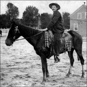  ?? PROVIDED BY THE DENVER PUBLIC LIBRARY ?? Hispanic American Francisco Gallegos, a sheep and cattle rancher, poses on horseback in San Luis around 1885. He wears a jacket, tie and round brimmed hat, his saddle blanket is a jerga, a woven Hispanic textile in a herringbon­e and check pattern.