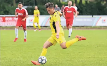  ?? NGZ-FOTO: A. TINTER ?? Kapellens Mittelfeld­mann Manou Ioannidis treibt den Ball nach vorne. Beherzte Offensivak­tionen wie diese waren gestern freilich eher die Ausnahme – der SCK unterlag in seinem letzten Heimspiel dieser Saison Viersen mit 0:6.