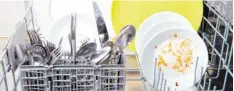  ?? Foto: Fotolia ?? Schmutzig rein, sauber raus – so sollte es zumindest bei Geschirrsp­ülmaschine­n sein. Die Stiftung Warentest hat Spültabs jetzt genauer untersucht.