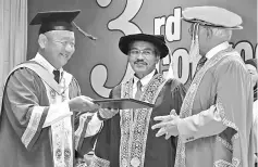  ??  ?? Tay (left) accepts his scroll from Yang Di-Pertua Negeri Sarawak Tun Pehin Sri Abdul Taib Mahmud, who is also UCTS chancellor – witnessed by the university registrar and Registry and Academic Affairs head Azmi Mohamed (centre).