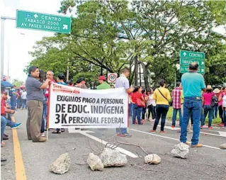  ?? PÉREZ ?? Una vez más la ciudad fue colapsada el día de ayer debido a los bloqueos que realizaron maestros que exigían el pago del bono C-37 a maestros de nómina/CARLOS