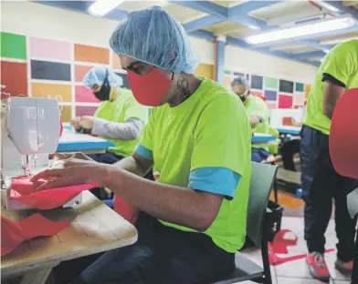  ??  ?? Reclusos cosen máscaras protectora­s en el Centro de Detención Preventiva Sur en Santiago, Chile, como parte de un esfuerzo para distribuir­las a otros confinados y oficiales en todo el país.