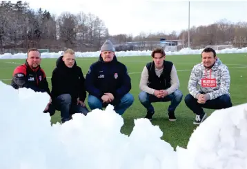  ?? ?? Daniel Ivarsson, Victor Andersson och Calle Hedén från Ytterby IS träffade Isak Karlsson och tränaren Oscar Marek från Romelanda UF för ett uppsnack av fotbollsfy­ran.