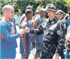  ?? ?? El director de la Policía Nacional, Edward Sánchez González, saluda a un jugador del equipo de Cenoví.